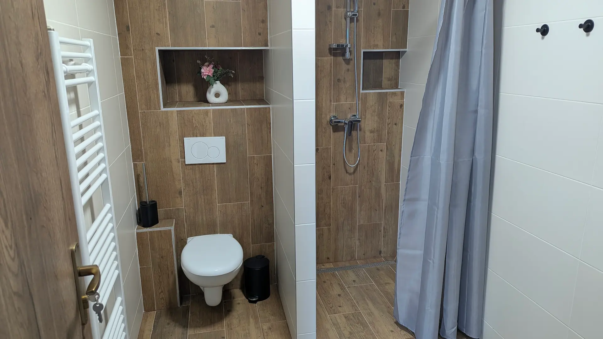 Moderná kúpeľňa so sprchovacím kútom v Penzióne Alma